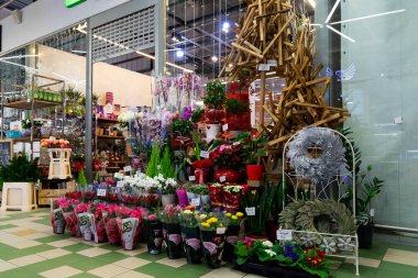 Minsk, Belarus - 20 Aralık 2021: Çiçek, çiçek satışı ve hediyeler