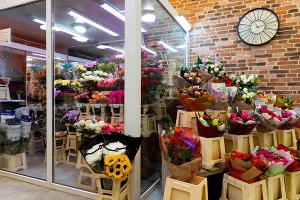 Minsk, Belarus - Dec 20, 2021: interior of a flower salon, a florist shop selling fresh cut flowers and bouquets — Fotografia de Stock