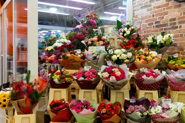 Minsk, Belarus - Dec 20, 2021: showcase of a florist salon with a lot of bouquets in a package — Fotografia de Stock