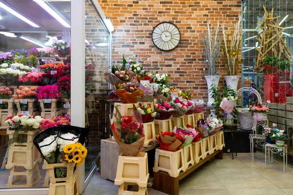 Minsk, Belarus - Dec 20, 2021: showcase of the political salon with bouquets and freshly cut flowers — Zdjęcie stockowe