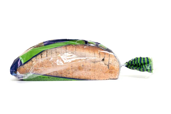 Verpakking van gesneden groot graanbrood voor toast in cellofaan op witte geïsoleerde achtergrond — Stockfoto