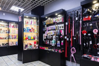 Minsk, Belarus - 20 Aralık 2021: yetişkinlere özel oyuncaklar satan bir dükkanın içi