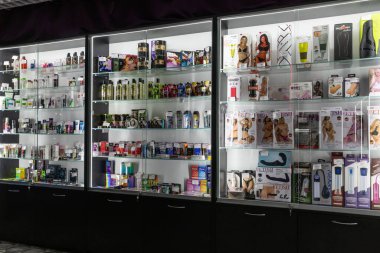 Minsk, Belarus - 20 Aralık 2021: Seks dükkanının içi, seks oyuncaklarıyla dolu vitrin