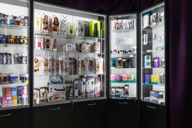 Minsk, Belarus - 20 Aralık 2021: Seks dükkanının içi, orgazm için oyuncaklar