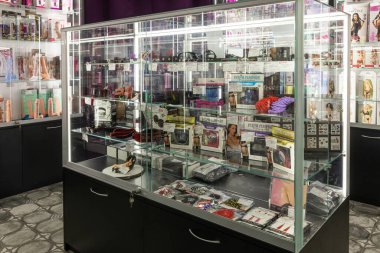 Minsk, Belarus - 20 Aralık 2021: Seks dükkanının içi, cinsel oyunlar oynanan oyuncaklar sergisi