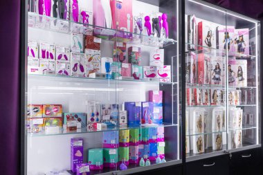 Minsk, Belarus - 20 Aralık 2021: Seks dükkanının içi, seks oyuncaklarıyla dolu vitrin