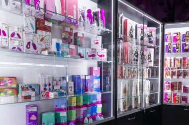 Minsk, Belarus - 20 Aralık 2021: Seks dükkanının içi, dildolar ve mastürbasyoncularla dolu vitrin