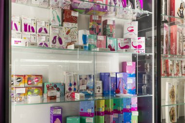 Minsk, Belarus - 20 Aralık 2021: Seks dükkanının içi, anal ve vajinal dildolar ve klitoris uyarıcıları