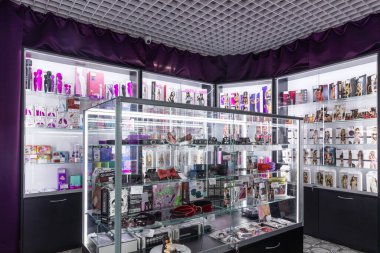 Minsk, Belarus - 20 Aralık 2021: bir seks dükkanının içi, seks oyuncaklarıyla dolu bir vitrin ve rol yapma oyunları için iç çamaşırı.