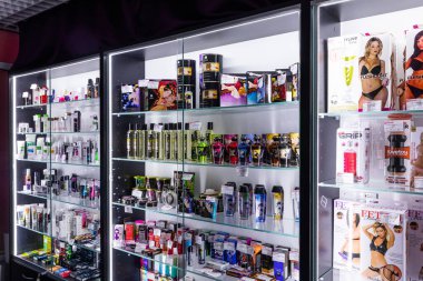 Minsk, Belarus - 20 Aralık 2021: Seks dükkanının içi, dildolar ve mastürbasyoncularla dolu vitrin