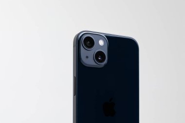 Mobil modern akıllı telefon. Siyah renkli. Sonra izole edilmiş bir arkaplanda iki kamera var.