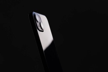 Siyah arka planda iki büyük akıllı telefon kamerası.