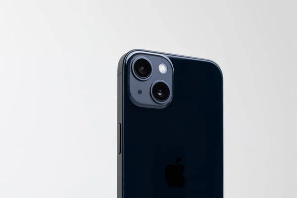 Mobiele moderne smartphone het is zwarte kleur dan op een geïsoleerde achtergrond met twee camera 's close-up — Stockfoto