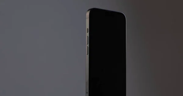 Отображение черного прямоугольного современного смартфона на копировальном пространстве на сером изолированном фоне — стоковое фото