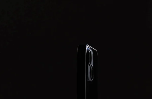 2台の大型スマートフォンのカメラが黒い背景でクローズアップされ — ストック写真