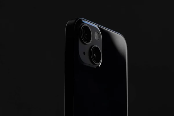 Achterkant van een Black moderne smartphone met twee grote camera 's op een zwarte geïsoleerde achtergrond — Stockfoto