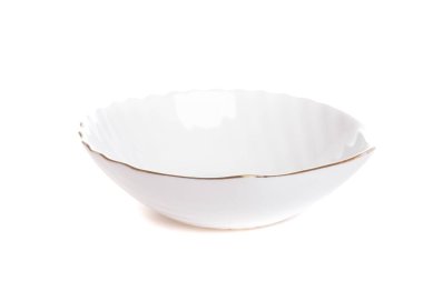 Beyaz izole edilmiş arka planda altın kenarlı beyaz salata kasesi.