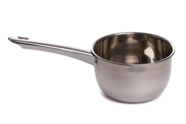 Parlatılmış paslanmaz çelikten yapılmış metal kepçe mutfak beyaz izole bir arka planda.