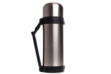 Beyaz izole edilmiş arka planda plastik saplı büyük cilalı çelik bir termos.