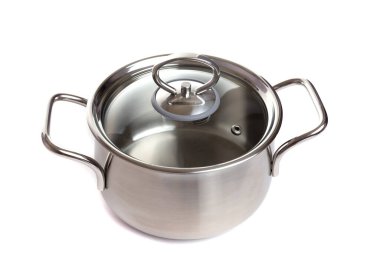 Cam kapaklı ve yalıtılmış arka planda ince saplı cilalı metalden yapılmış şık bir tava.