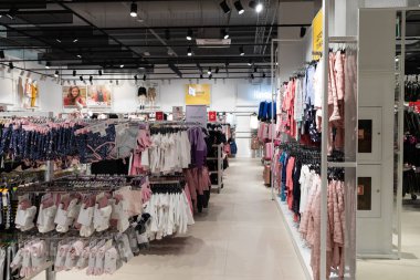 Minsk, Belarus - Ocak 05, 2022: Kız giyim mağazasının içi, alışveriş merkezi indirimleri