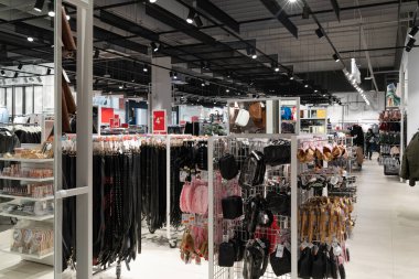 Minsk, Belarus - Ocak 05, 2022: giysi ve aksesuar satan modern moda büyük bir mağazanın içi