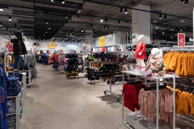 Minsk, Belarus - Ocak 05, 2022: Küçük çocuklar için şık bir giyim mağazasının içi