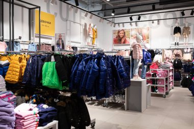 Minsk, Belarus - Ocak 05, 2022: butik çocuklar için moda kıyafetleri satıyor