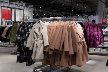 Kottan yapılmış şık gençlik kıyafetleri mağazasında bir mankenle giriş grubu.