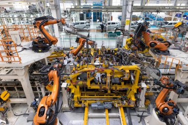 Araba cesetleri montaj hattında. Araba üretim fabrikası. Modern otomotiv endüstrisi. Üst görünüm