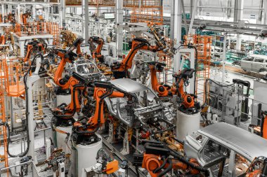 Araba cesetleri montaj hattında. Araba üretim fabrikası. Modern otomotiv endüstrisi. Elektrikli araba fabrikası, taşıyıcı