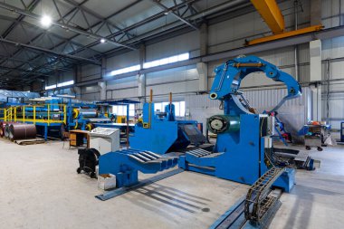 Kesme makinesi, demir fabrikası ve metal fabrikasındaki galvanizli çelik levhanın fotoğraf çekimi. Bitki konsepti