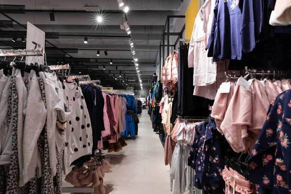 Řady zboží během prodeje v obchodě s módou pro dospělé — Stock fotografie