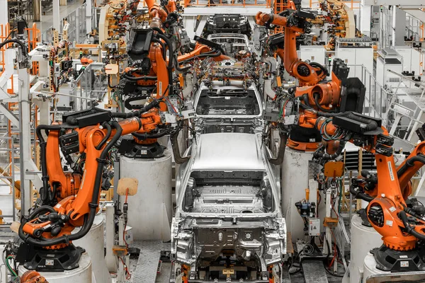 Φωτογραφία από τη γραμμή παραγωγής αυτοκινήτων. Σύγχρονο εργοστάσιο συναρμολόγησης αυτοκινήτων. Σύγχρονη και υψηλής τεχνολογίας αυτοκινητοβιομηχανία — Φωτογραφία Αρχείου