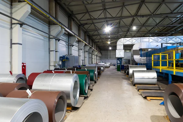 Foto de rolo de chapa de aço galvanizado pintado na máquina de corte, ferragens e metalurgia na fábrica. Conceito de planta — Fotografia de Stock