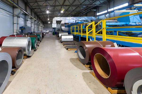 Photo shot of roll of painted galvanized steel sheet at cutting machine, ironworks and metalwork in factory. Plant concept — Stock Photo, Image