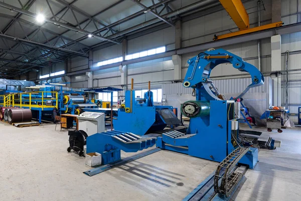 Kesme makinesi, demir fabrikası ve metal fabrikasındaki galvanizli çelik levhanın fotoğraf çekimi. Bitki konsepti