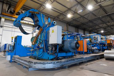Çatı için metal fayans üretim hattı. Metal fabrikası atölyesinde çelik oluşturma makinesi. Metal levha profilleme makinesi