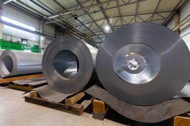 Metalik makine üretim hattının çatısındaki metal fayansların yakından çekilmiş fotoğrafı. Üretim ve üretim