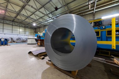 Metalik makine üretim hattının çatısı için metal fayans. Fabrikada soğuk çelik bobinler var. Endüstriyel kavram