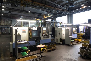 Otomobil montaj üretimi. Araba fabrikası. Otomobil parçaları. Motor fabrikası. Bitki konsepti ve iç mekan