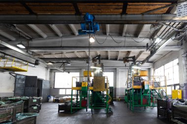 Modern otomobil imalat atölyesinin fotoğrafı. Çelik yapısı olan bir fabrika. Araba üretim tesisi. Endüstriyel manzara arka planı