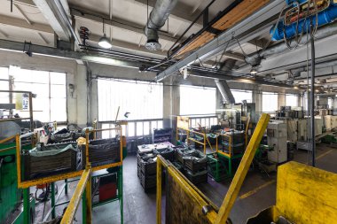 Modern otomobil imalat atölyesinin fotoğrafı. Çelik yapısı olan bir fabrika. Araba üretim tesisi. Endüstriyel manzara arka planı