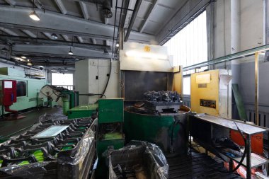 Modern otomobil üretim tesisi. Çelik yapısı olan bir fabrika. Endüstriyel manzara arka planı