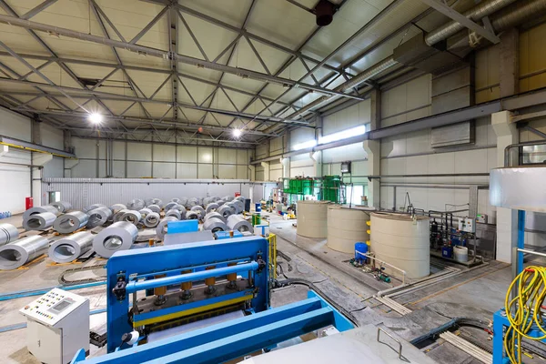 Línea de producción de baldosas metálicas para techo. Máquina formadora de acero en taller de fábrica de metalurgia. Máquina de perfilado de chapa — Foto de Stock