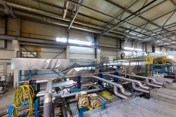 Línea de producción de baldosas metálicas para techo. Máquina formadora de acero en taller de fábrica de metal — Foto de Stock