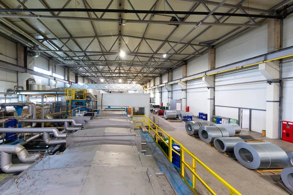 Línea de producción de baldosas metálicas para techo. Máquina formadora de acero en taller de fábrica de metal — Foto de Stock