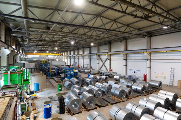 Foto de línea de producción de baldosas metálicas para techo. Máquina formadora de acero en taller de fábrica de metal — Foto de Stock