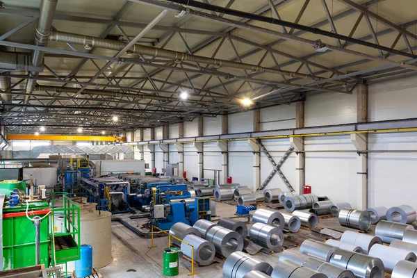 Kesme makinesi, demir fabrikası ve metal fabrikasındaki galvanizli çelik levhanın fotoğraf çekimi. Metal kaplama çatı bobinleri için endüstriyel makine — Stok fotoğraf