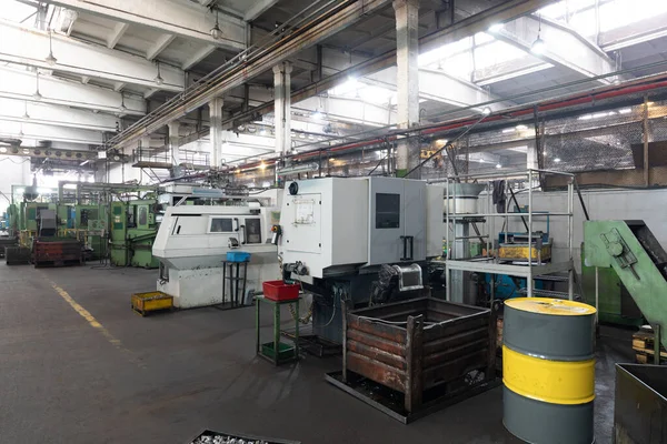 Het interieur van een groot industrieel fabrieksgebouw met staalconstructies. Installatie van autoproductie. Industrie- en machineconcept — Stockfoto